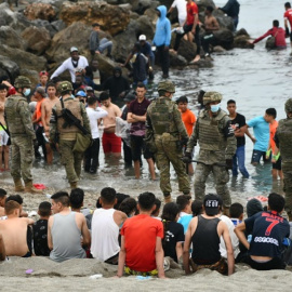 Militares del ejército español vigilan durante las devoluciones en caliente que están efectuando a los migrantes que han entrado en Ceuta procedente de Marruecos - EP