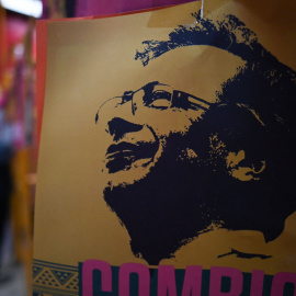  Vista de una pancarta que representa al candidato presidencial de izquierda colombiano Gustavo Petro antes de un mitin en el barrio de Fontibón en Bogotá el 12 de junio de 2022.- AFP