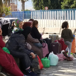 Varias personas atrapadas en el paso fronterizo de Beni Enza esperan la reapertura temporal de la frontera en Melilla para regresar a sus casas.- ROSA SOTO