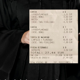 Imagen combinada de una toga y un ticket