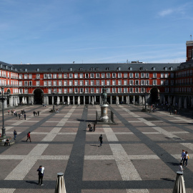 La Plaza Mayor este viernes vacía por la crisis del coronavirus. REUTERS/Sergio Perez
