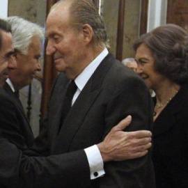  El expresidente José María Aznar y el rey emérito Juan Carlos en una foto de archivo. - EFE