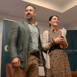  El presidente de Vox, Santiago Abascal, y la candidata a la Presidencia de la Junta, Macarena Olona, participan en la jornada 'Mitos y realidades sobre la inmigración en España' organizada por la Fundación Disenso a 16 de mayo del 2022 en Almería (An