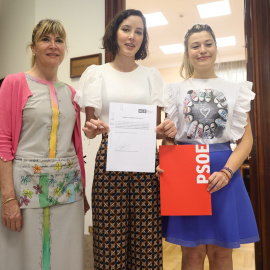 De izq. a der., la diputada socialista en el Congreso, Susana Ros, la secretaria de Igualdad del PSOE, Andrea Fernández, y la portavoz de Igualdad del Grupo Socialista, Laura Berja, posan con el registro de una proposición de ley de abolición de la pro