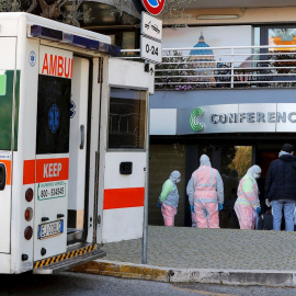Personal sanitario junto al hotel Courtyard, en Roma, habilitado para alojar a pacientes. - EFE