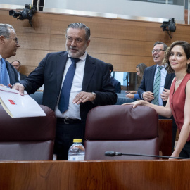 El consejero de Educación y portavoz del Gobierno regional, Enrique Ossorio, el de Presidencia, Justicia e Interior, Enrique López, y la presidenta de la Comunidad de Madrid, Isabel Díaz Ayuso, en un pleno de la Asamblea. E.P./Alberto Ortega