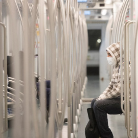 BARCELONA, 01/04/2020.- Un usuario en el Metro de Barcelona. / EFE - MARTA PÉREZ