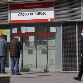 Dos ancianos leen los carteles de una oficina de empleo cerrada durante el primer día laborable desde que se decretó el estado de alarma, en Alcorcón (Madrid). E.P./Eduardo Parra