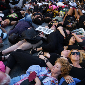  Centenares de personas tumbadas en el suelo durante una manifestación contra las políticas migratorias, en la Plaza del Callao, a 26 de junio de 2022, en Madrid (España).- Fernando Sánchez / EUROPA PRESS