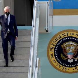 El presidente de EEUU, Joe Biden, desciende del Air Force One a su llegada a la Base Aérea de Osan, en Pyeongtaek, en su visita a Corea del Sur. REUTERS/ Lee Jin-man/Pool
