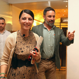  El presidente de Vox, Santiago Abascal, y la candidata a la Presidencia de la Junta, Macarena Olona, participan en la jornada 'Mitos y realidades sobre la inmigración en España' organizada por la Fundación Disenso a 16 de mayo del 2022 en Almería (An