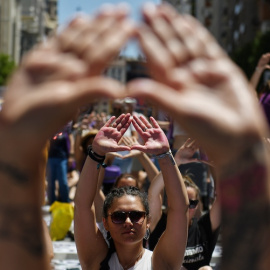  Varias mujeres realizan el símbolo feminista con las manos durante la manifestación para reclamar la abolición de la prostitución, a 28 de mayo de 2022, en Madrid.- Fernando Sánchez / EP