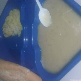  Una ración servida a los migrantes en el campamento de Las Raíces, en Tenerife. — Asamblea de apoyo a migrantes en Tenerife