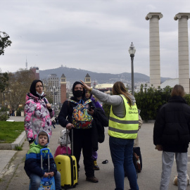  Varios refugiados, hablan con una traductora, en la entrada del palacio de Victoria Eugenia, el palacio 7 de Fira de Barcelona, convertido en un centro de recepción y atención de refugiados de Ucrania, a 18 de marzo de 2022, en Barcelona, Cataluña (Es