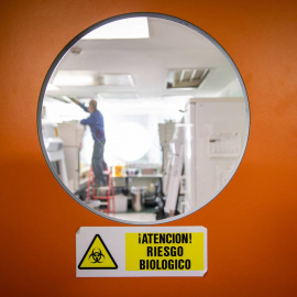 Puertas de una sala donde se experimenta con patógenos que conllevan riesgo biológico en el CNB. En este laboratorio se avanza en el desarrollo de una vacuna contra el SARS-Cov-2. / SINC
