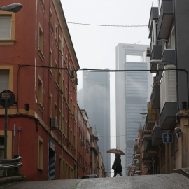 Una mujer pasea por las calles de Madrid, sin apenas tráfico por las restricciones de la emergencia del coronavirus./ Reuters-Susana Vera