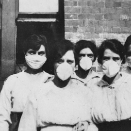 Un grupo de mujeres se tapa con mascarillas durante la pandemia de 1918.