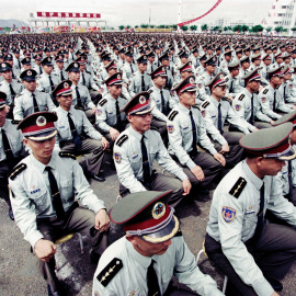  Los soldados del Ejército Popular de Liberación (EPL) de la guarnición de Hong Kong se sientan firmes mientras escuchan los discursos durante una ceremonia de despedida a la que asistió el vicepresidente de la Comisión Militar Central, Liu Huaqing, 