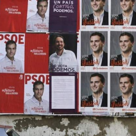Carteles de propaganda de los partidos en una campaña electoral. REUTERS