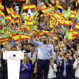  El presidente de Vox, Santiago Abascal, al finalizar un acto público celebrado en el Palacio de Deportes de Granada. EFE/Pepe Torres