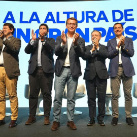  Los presidentes autonómicas del PP flanquean a Feijóo. - PP