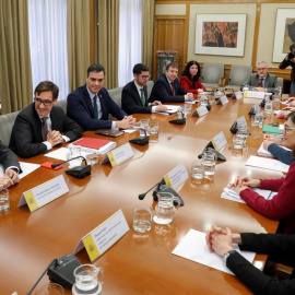El presidente del Gobierno, Pedro Sánchez, acompañado por el ministro de Sanidad, Salvador Illa, preside la reunión de seguimiento del coronavirus, en la sede del Ministerio de Sanidad. EFE/J.J. Guillén