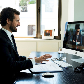  El presidente del PP, Pablo Casado, en una reunión por videoconferencia con el presidente de la CEOE, Antonio Garamendi. EFE/PP/ David Mudarra