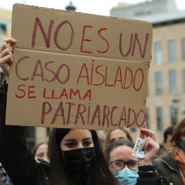  Una mujer sostiene una pancarta donde se lee la frase "No es un caso aislado, se llama patriarcado", en una manifestación contra la sumisión química, a 20 de noviembre de 2021, en Madrid (España). Isabel Infantes / Europa Press