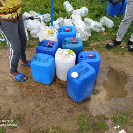 Voluntarios de la Asociación Asnuci junto con otros voluntarios residentes abastecen de agua potable en los asentamientos chabolistas de Lepe. FOTO: Asnuci