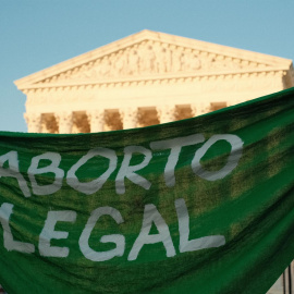  otografía de una tela en la que se lee "Aborto legal" durante una manifestación el 24 de junio de 2022, en frente del Tribunal Supremo, en Washington (EE.UU.).- EFE