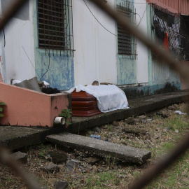 La fulminante propagación del coronavirus en la zona de Guayaquil, una de las ciudades del mundo más castigadas por el coronavirus per cápita, ha creado una situación de abandono de cadáveres que las autoridades tratan de resolver. EFE/ Juan Faustos