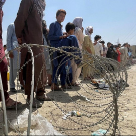  La población afgana aguarda fuera del aeropuerto de Kabul. – REUTERS/STRINGER