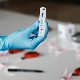 17/04/2020.- Una enfermera muestra un test con resultado negativo de una de las pruebas realizadas. / EFE - JESÚS DIGES