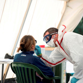 16/04/2020 .- Una mujer se hace un test rápido para detectar el COVID-19 en el centro sanitario Canal Salat, de Ciutadella, Menorca, EFE/David Arquimbau Sintes/Archivo