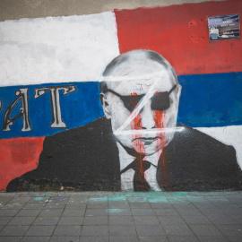  Un peatón pasa frente a un mural parcialmente destrozado que representa al presidente ruso Vladimir Putin en Belgrado el 2 de junio de 2022.- AFP