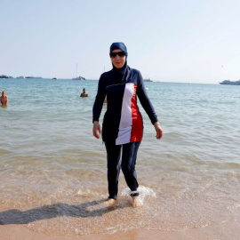  Imagen de archivo de una mujer con un traje de baño burkini de cuerpo entero. REUTERS