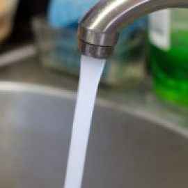 La patronal del agua del grifo pide al Gobierno que le permita cortar el suministro a familias