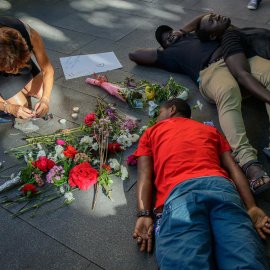  Unas doscientas personas, convocadas por la Asamblea por Andalucía, se han concentrado en la Plaza Nueva de Sevilla en protesta por la muerte el pasado fin de semana de más de una treintena de inmigrantes en la frontera con Melilla, tras ser repelidos 
