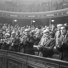  Miembros del Gobierno de Adolfo Suárez aplauden, de pie, tras haber sido aprobada la proposición de Ley sobre Amnistía en octubre de 1977. EFE