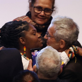  La vicepresidente electa Francia Márquez (izq.) saluda al presidente de la Comisión de la Verdad, el sacerdote Francisco De Roux, en la presentación del informe final de la Comisión de la Verdad, hoy en Bogotá (Colombia).- EFE
