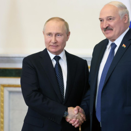  El presidente ruso Vladimir Putin (L) se da la mano con el presidente bielorruso Alexander Lukashenko durante su reunión en el Palacio Konstantinovsky en San Petersburgo, Rusia, el 25 de junio de 2022.- EFE