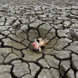  Cerca de un lago artificial prácticamente vacío debido a la sequía en Honduras de mayo de 2013 (AFP/Orlando Sierra)