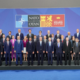  Responsables políticos posan en la foto familia de la cumbre de la OTAN de Madrid. — Stefan Rousseau/REUTERS