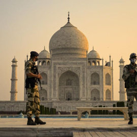  Soldado patrulla el terreno en el Taj Mahal después de que reabrió a los visitantes luego de que las autoridades aliviaron las restricciones del coronavirus en Agra (India), el 16 de junio de 2021. (Money SHARMA / AFP). / MONEY SHARMA
