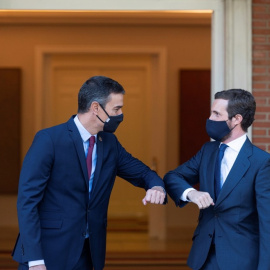  El presidente del Gobierno, Pedro Sánchez (i) saluda al líder del PP, Pablo Casado (d) a su llegada al Palacio de La Moncloa. EFE/Fernando Villar/POOL