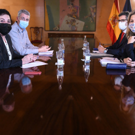  La portavoz de EH Bildu en el Congreso, Mertxe Aizpurua; el portavoz adjunto de EH Bildu en el Congreso, Oskar Matute; el ministro de la Presidencia, Relaciones con las Cortes y Memoria Democrática, Félix Bolaños, y la vicepresidenta segunda y ministr