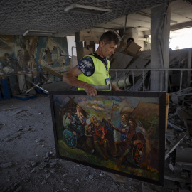  Volodímir traslada unos cuadros en la Universidad Pedagógica Hryhoriy Skovoroda, que resultó completamente destruida impactar un misil ruso, ayer en Járkov (Ucrania). Antes de la guerra, Járkov -la segunda ciudad más poblada del país con 1,4 millo