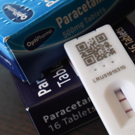  Una prueba de coronavirus SARS-CoV-2 que muestra un resultado positivo se encuentra sobre una mesa en la casa del fotógrafo en Londres, Gran Bretaña, el 11 de julio de 2022.- EFE