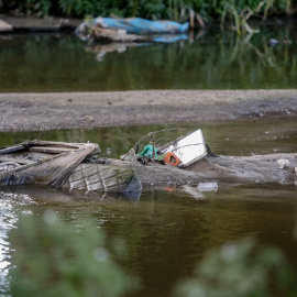 Basura y contaminación en el río Guadarrama en la localidad de Arroyomolinos, donde se han registrado residuos y desechos al igual que a su paso por los municipios de Móstoles y Navalcarnero, en Arroyomolinos, Madrid (España) a 14 de junio de 2020.- 