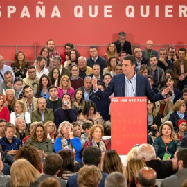 El presidente del Gobierno y secretario general del PSOE, Pedro Sánchez, durante su intervención en un acto de precampaña en Sevilla. EFE/Julio Muñoz
